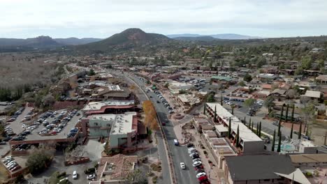 el centro de sedona, arizona con un video de un avión no tripulado en movimiento hacia abajo