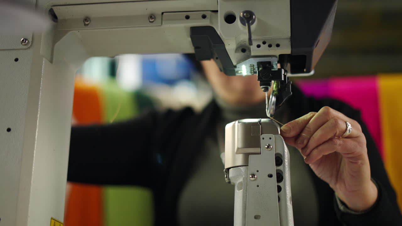 Sewing machine in operation with a woman