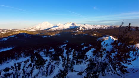 Drone-Captura-Las-Majestuosas-Montañas-Hermanas-En-Alpenglow-Invernal,-Oregon-Central