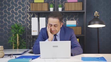 un hombre de negocios infeliz y aburrido.
