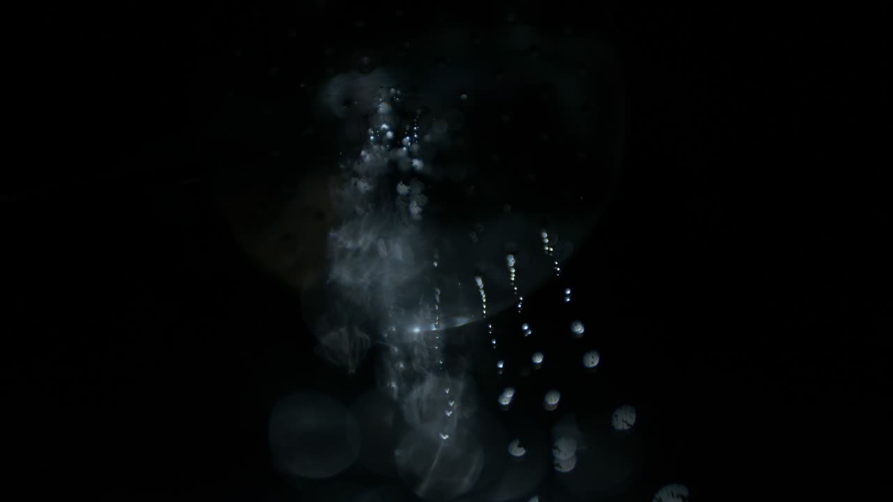 카메라 렌즈에 물의 다운푸르의 고속 매크로 pov