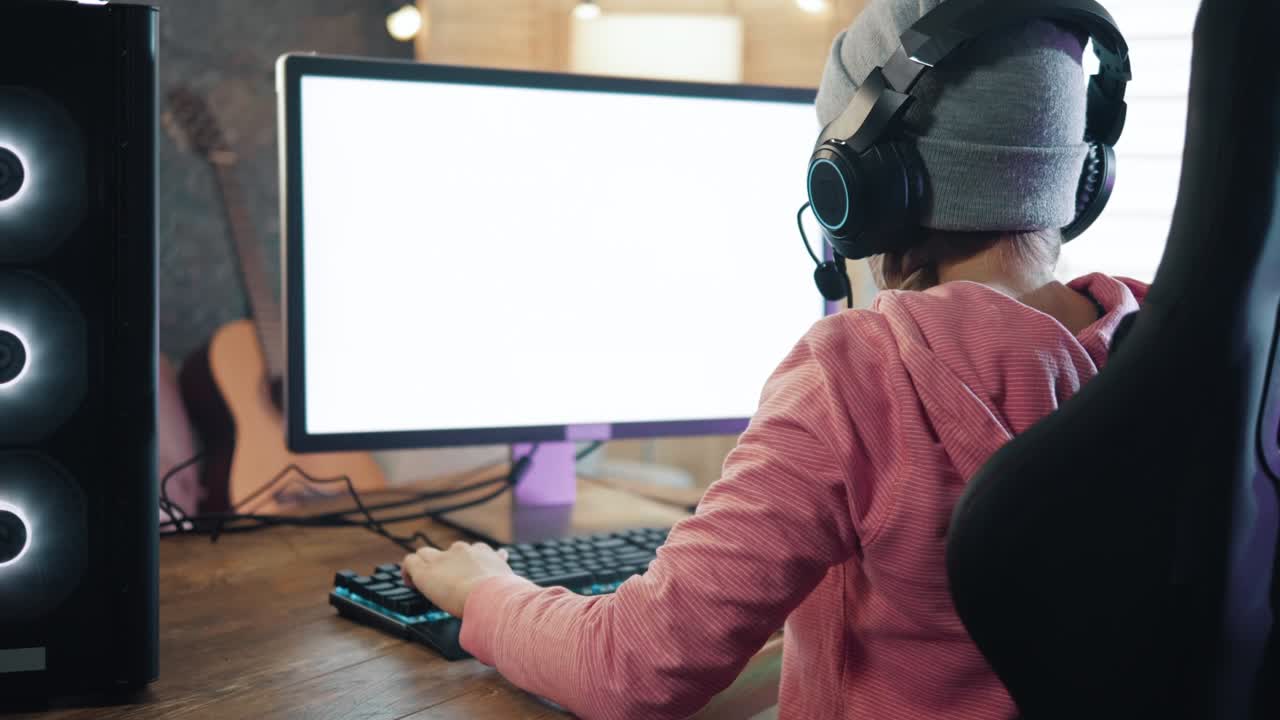 un jugador profesional juega un videojuego de disparos en 3d con mucha acción en su poderosa computadora.