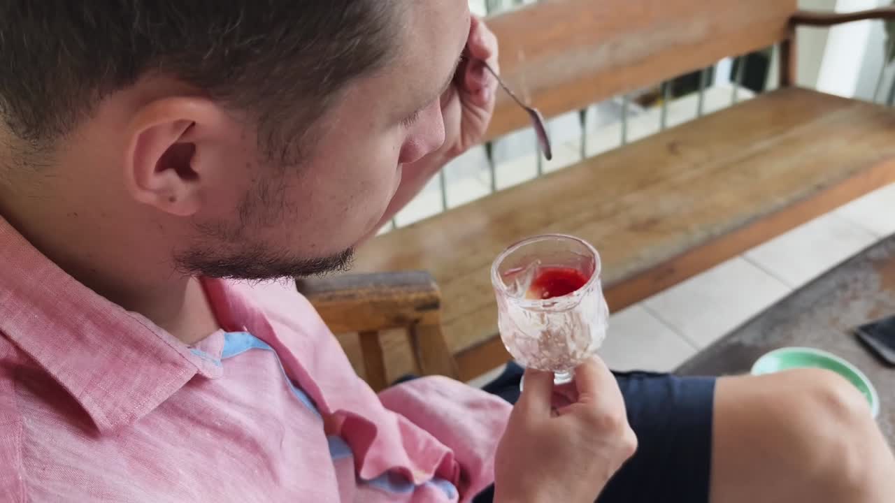 hombre comiendo postre al aire libre