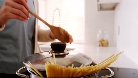 Mujer-Cocinando-Comida-En-La-Cocina