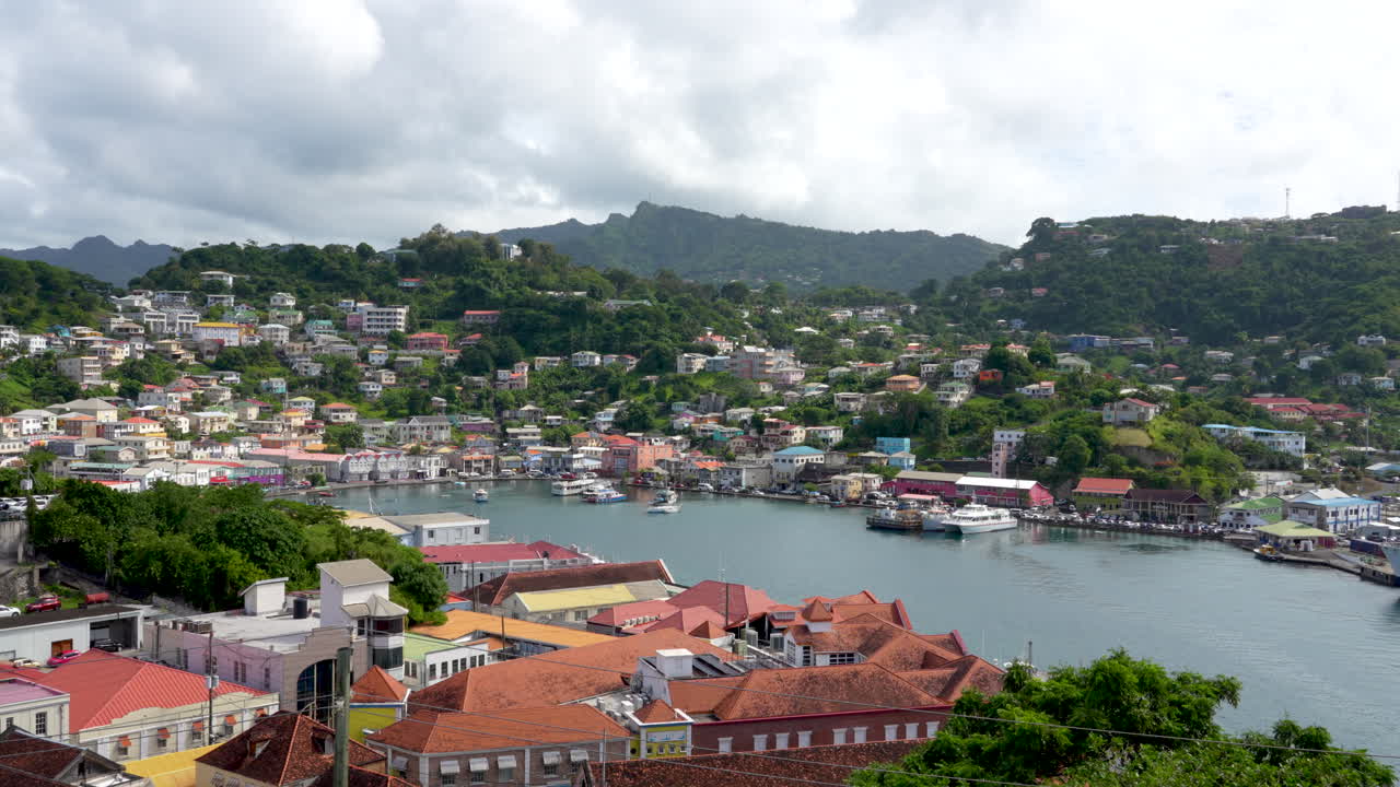 Vista panoramica sul porto della tropicale St. George's nei Caraibi, a Grenada.