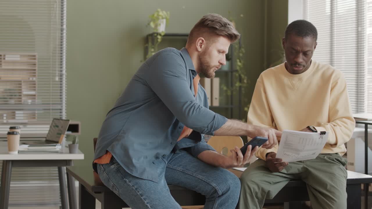 colegas que examinan documentos financieros en el lugar de trabajo
