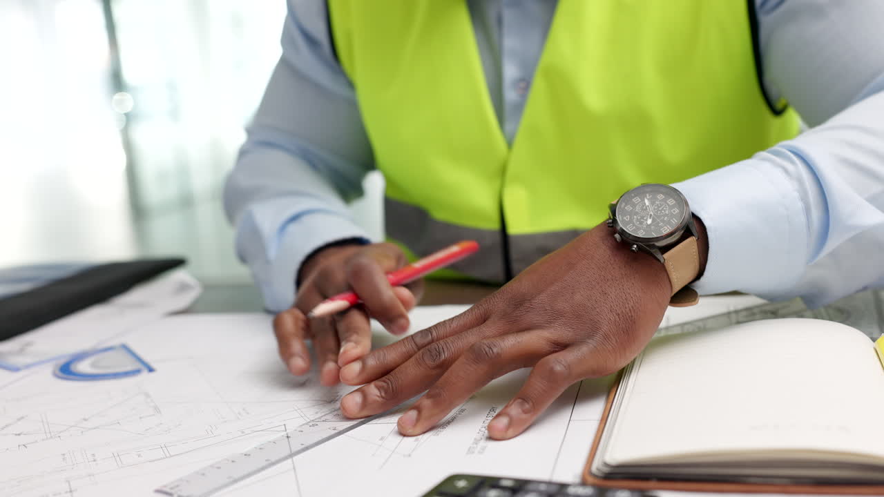 las manos del arquitecto o ingeniero dibujando planes de diseño