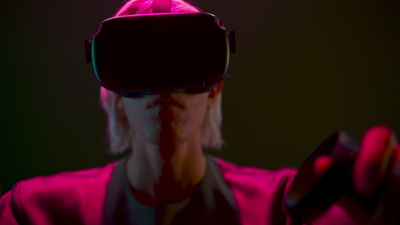 uomo energico che usa controller di gioco che gioca a simulazione di realtà aumentata