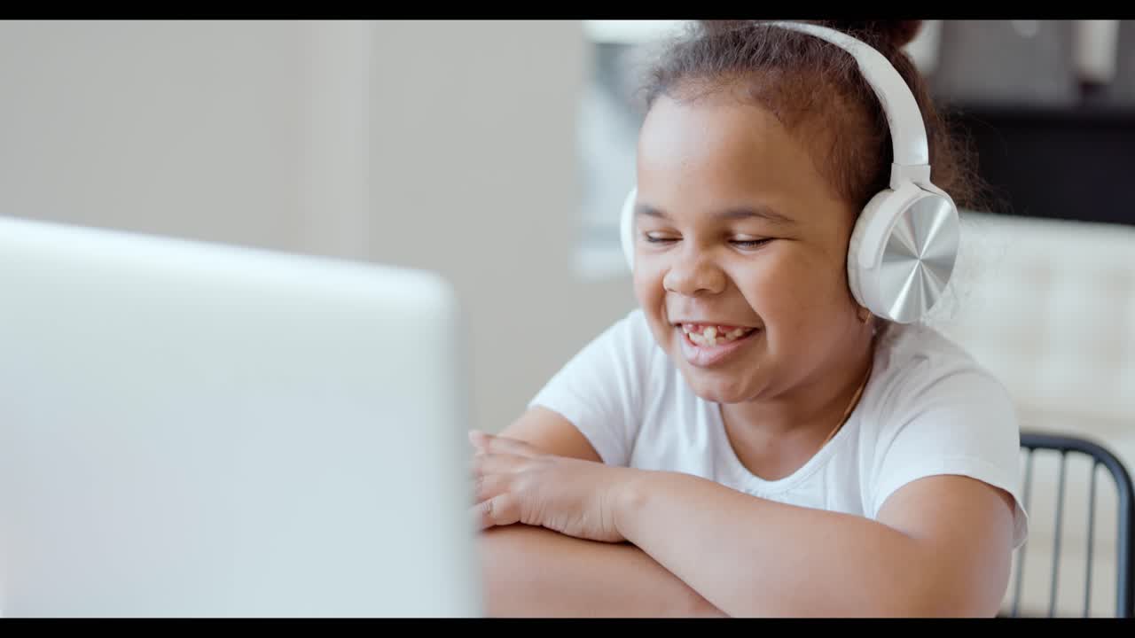 niña aprendiendo en línea