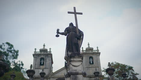 Heiligtum-Der-Nossa-Senhora-Da-Peneda-In-Geres-Treppenstatue,-Mittlere-Aufnahme