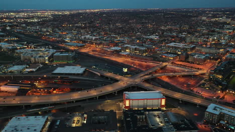 denver en la noche, colorado, ee.uu.