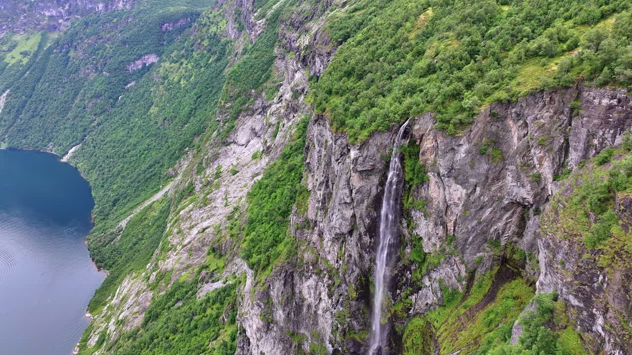 Letecký pohled na vodopád nad malebným norským fjordem, dechberoucí krajina Geirangeru, Norsko