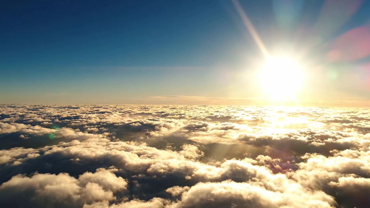 Una vista mozzafiato della luce solare che brilla su un mare di nuvole, catturata in due splendide inquadrature da un momento sereno sopra il mondo