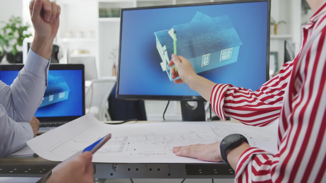 동료 들 이 컴퓨터 에서 뭔가 에 대해 논의 하고 있다