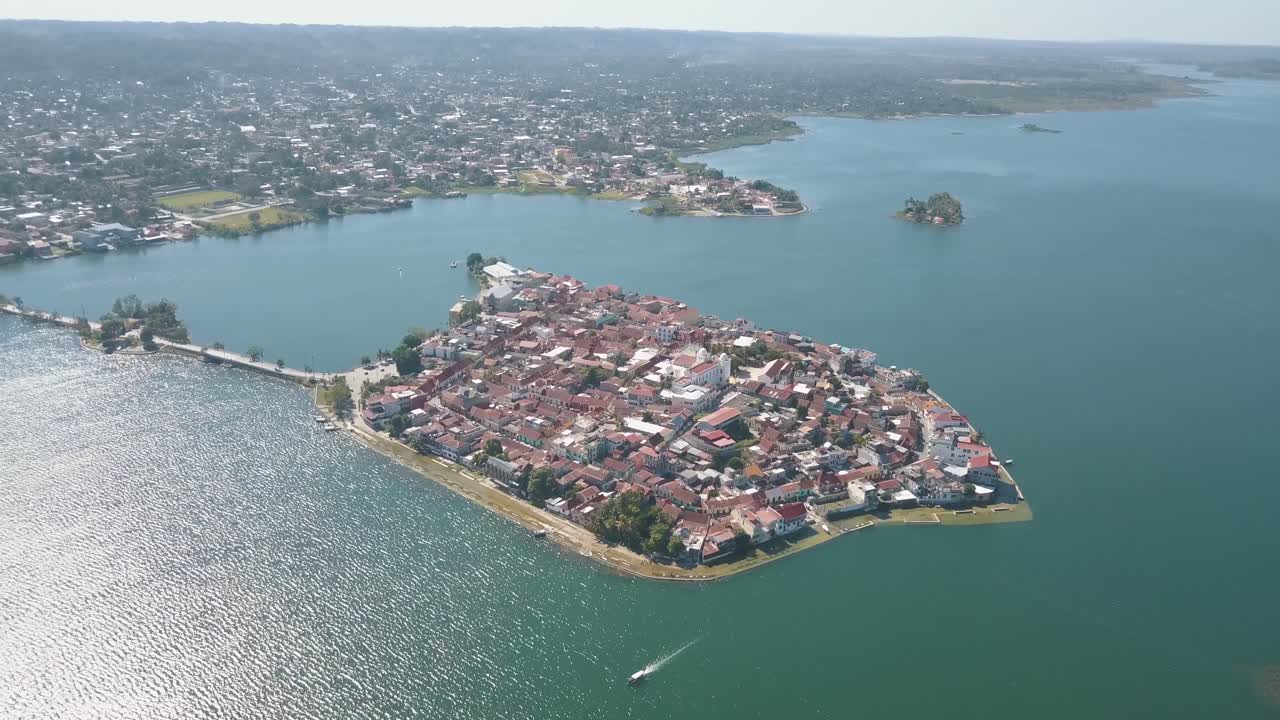 toma aérea de una isla en medio del lago en flores, petén, guatemala