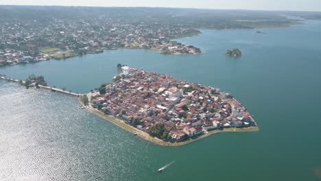 Toma-Aérea-De-Una-Isla-En-Medio-Del-Lago-En-Flores,-Petén,-Guatemala