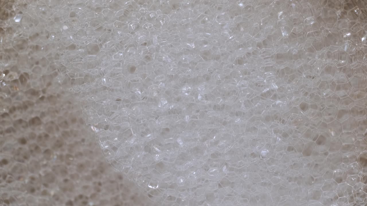 바람에 날리는 거품의 근접 촬영 보기