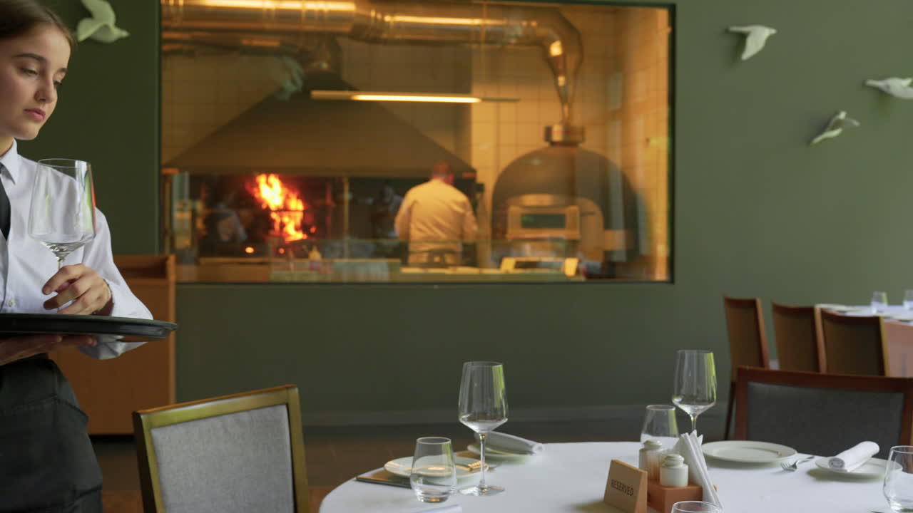 식당에서 일하는 사람