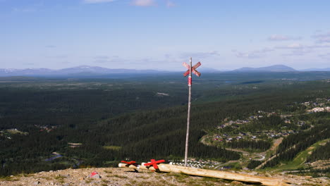 un rastro de motos de nieve en la cima de una montaña del bosque boreal en suecia, europa