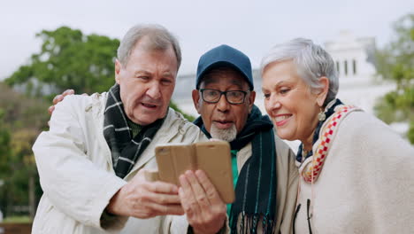felices, selfies y amigos mayores en los parques