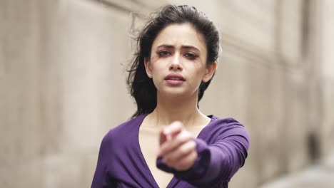 modelo de mujer joven india manchada de maquillaje al aire libre llorando roto alcanzando la cámara necesita ayuda en cámara lenta