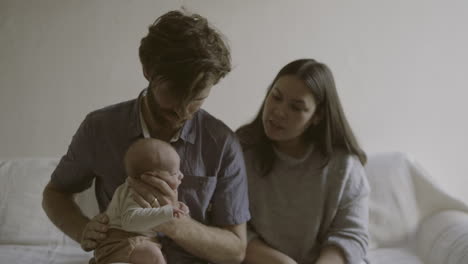 familia feliz con un bebé recién nacido