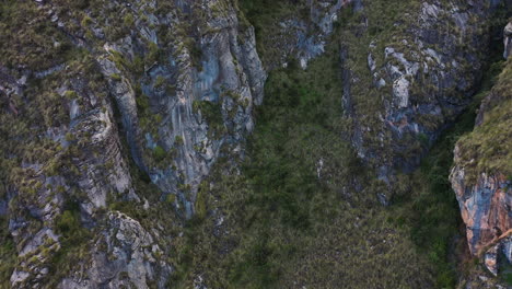 Increíble-Toma-Grande-Con-Drone-4k-Desde-La-Zona-De-Los-Andes-En-Ayacucho-Perú,-Del-Famoso-Lago-Turquesa-Millpu-Ubicado-Entre-Montañas-Por-La-Tarde