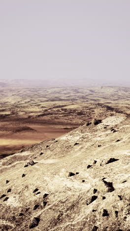 desolado paisaje marciano: una vista panorámica del terreno árido