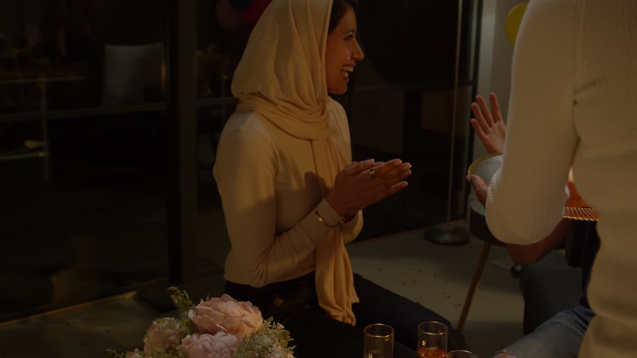 grupo multicultural celebrando el cumpleaños de amigos en casa con pastel y velas en la fiesta 1