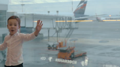 niño en el aeropuerto fingiendo ser un avión