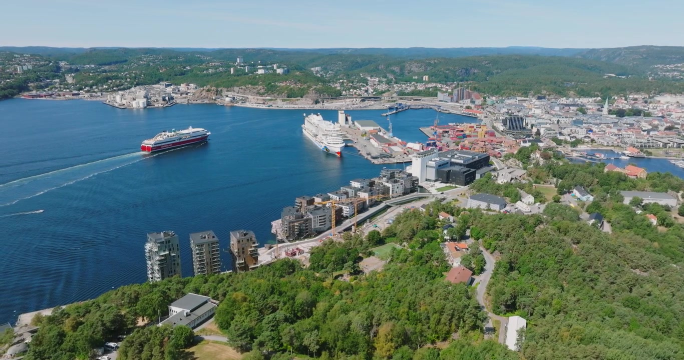 Veduta aerea della città costiera di Kristiansand, Norvegia, con nave da crociera che mostra l'infrastruttura.