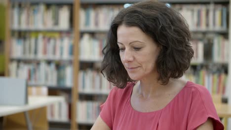 Nahaufnahme-Einer-Schönen,-Reifen-Frau,-Die-In-Der-Bibliothek-Sitzt