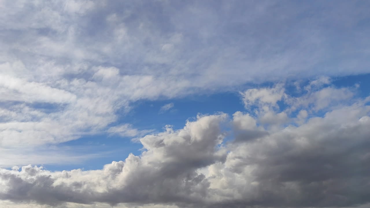 hermosas nubes blancas en el cielo azul - lapso de tiempo