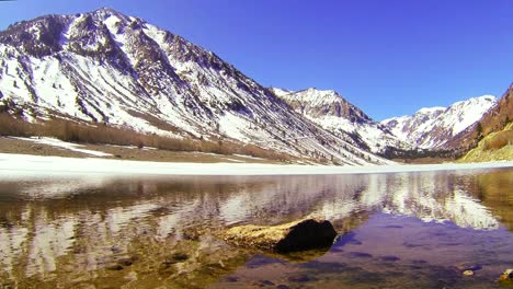 La-Cámara-Se-Mueve-Por-El-Agua-De-Un-Hermoso-Lago-Alpino