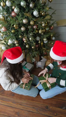 amigos abriendo regalos de navidad