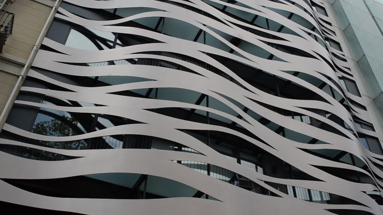Un rivestimento speciale per un edificio moderno, Barcellona