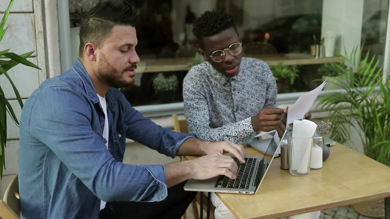 카페에서 함께 일하는 젊은 다민족 프리랜서들