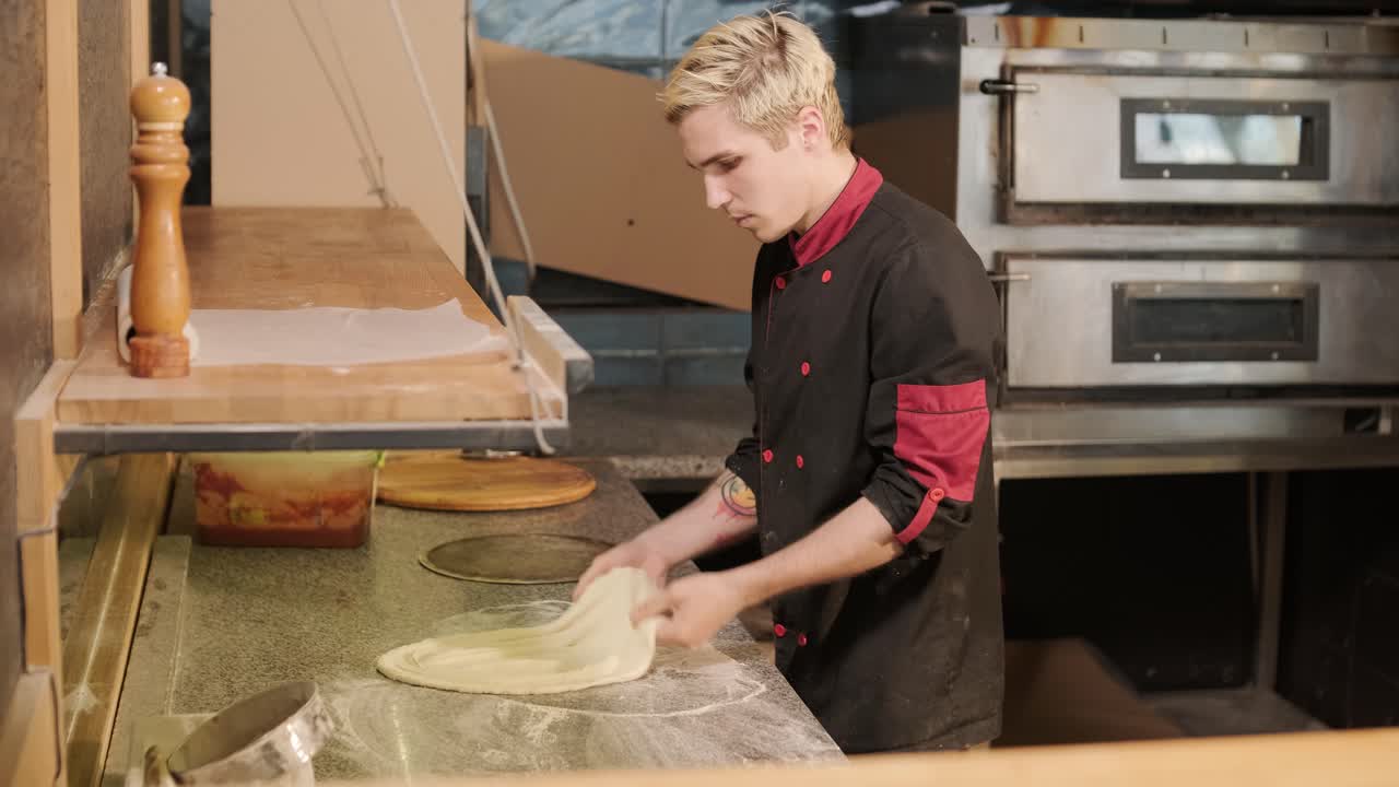 chef de pizza preparando la masa
