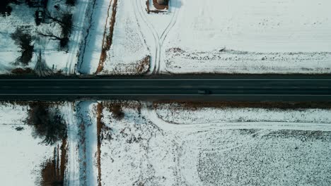 Verdeck-Nach-Unten-Auf-Der-Autobahn-Im-Winter