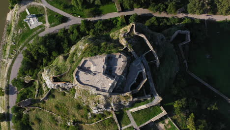 Filmische-Drohnenaufnahme-Des-Nach-Unten-Gerichteten-Winkels-Der-Burg-Hrad-Devin-In-Der-Slowakei