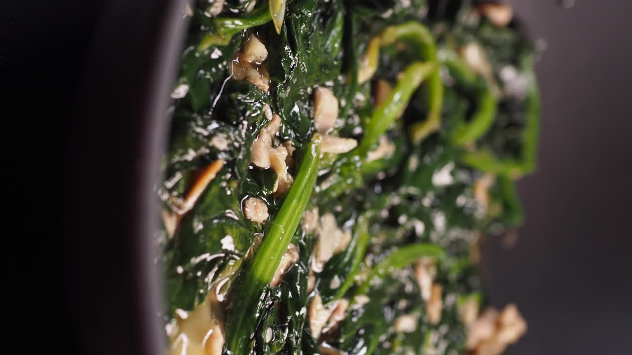 요리 된 스파나치의 클로즈업