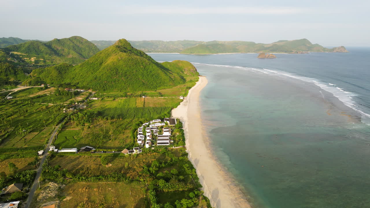 Luftpanorama af paradisiske hvide sandstrande ved Torok-stranden, Lombok, Indonesien