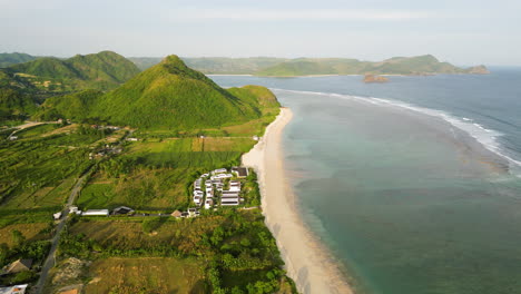 Panorama-Aéreo-De-La-Playa-Torok-De-Arena-Blanca-Paradisíaca,-Lombok,-Indonesia