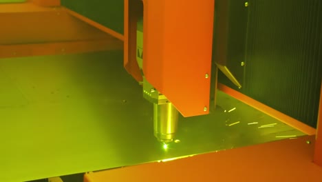 corte láser cnc de metal, tecnología industrial moderna.