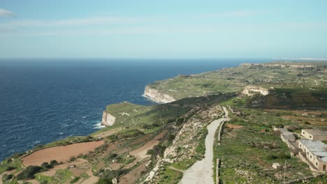 Aéreo:-Paisaje-Verde-En-Los-Acantilados-De-Dingli-Durante-El-Invierno-Con-Mar-Y-Cielo-Azules