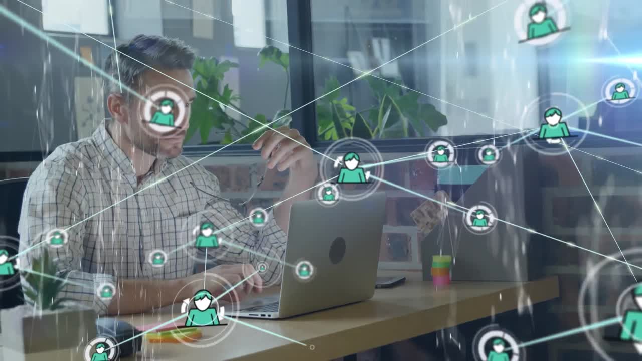 animación de la red de conexiones e iconos sobre el hombre usando una computadora portátil