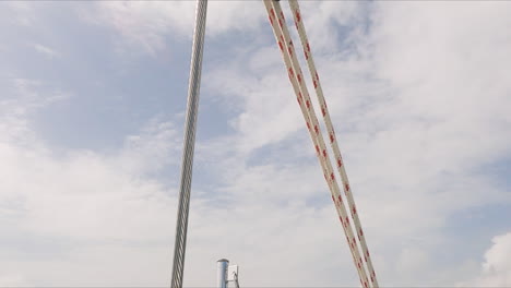 Segelbootnavigation-Erstaunlicher-Seelandschaftshintergrund,-Neigung-Nach-Oben-Zeigt-Puerto-Rico-Flagge,-Tag