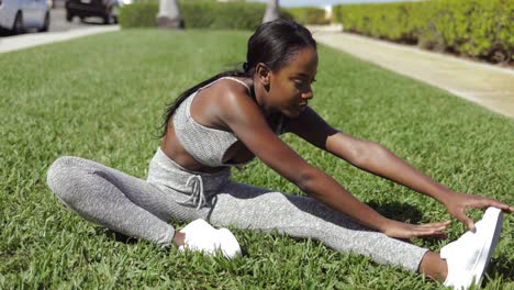 Mujer-Negra-Sentada-Y-Estirando