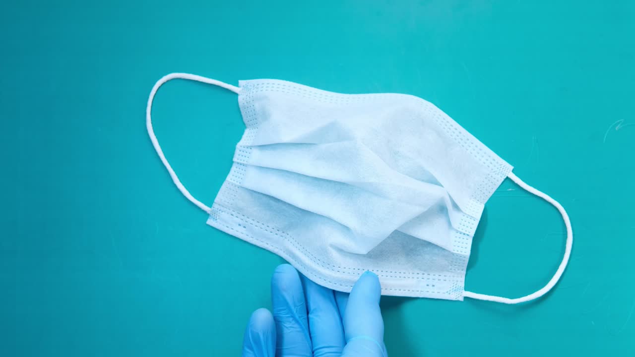 máscara facial desechable sobre fondo azul azulado