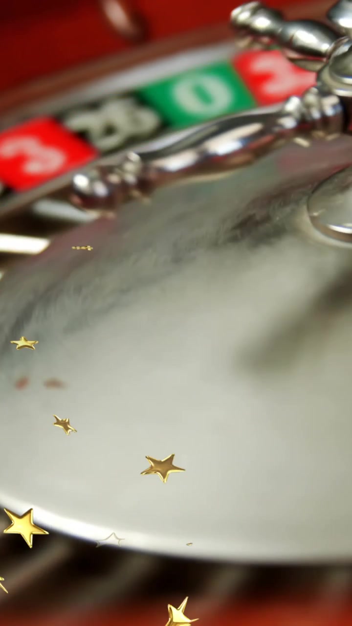 Video composito di molteplici icone a forma di stella dorata che cadono sullo sfondo di un primo piano di una roulette russa che gira.